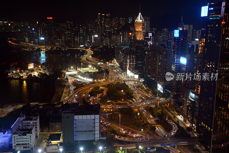 夜晚的十字路口，香港岛