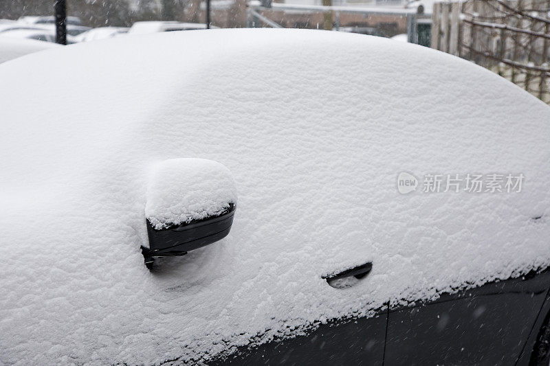 汽车被暴风雪埋在厚厚的积雪中