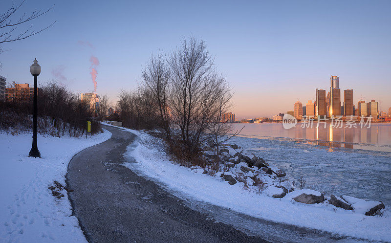底特律，密歇根州——黎明时分的冬日天际线