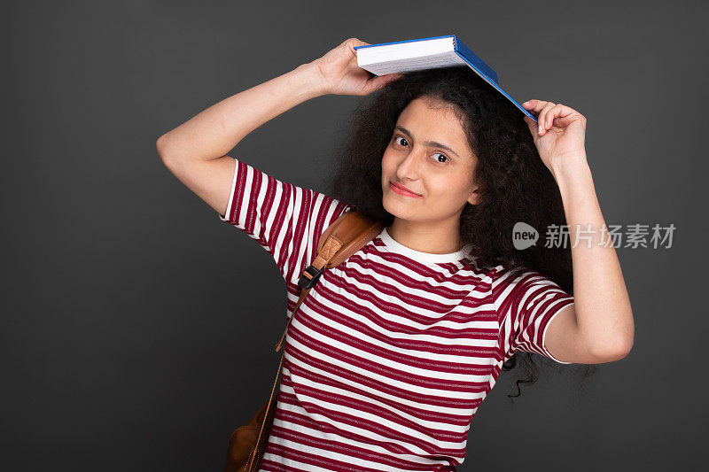 年轻女孩学生的肖像持有笔记本和有背包库存的图像