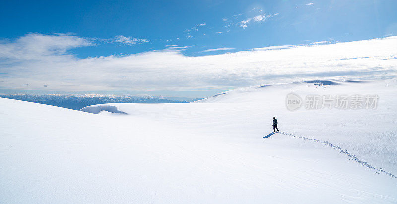 成功的登山运动员就是在冬天的雪地里走在高山的顶峰上