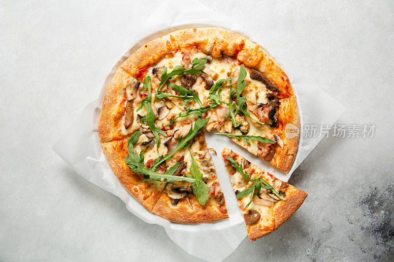新鲜意大利披萨配芝麻菜和蘑菇。
