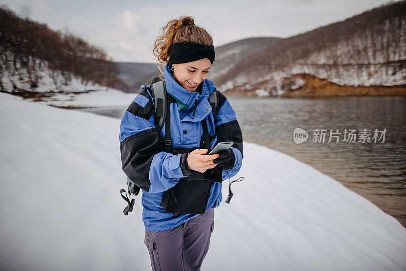 女人在雪地里玩手机