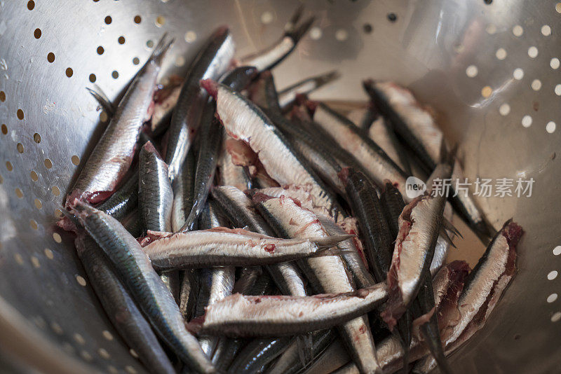 清洗即食生鱼，特写分类和清洗生凤尾鱼