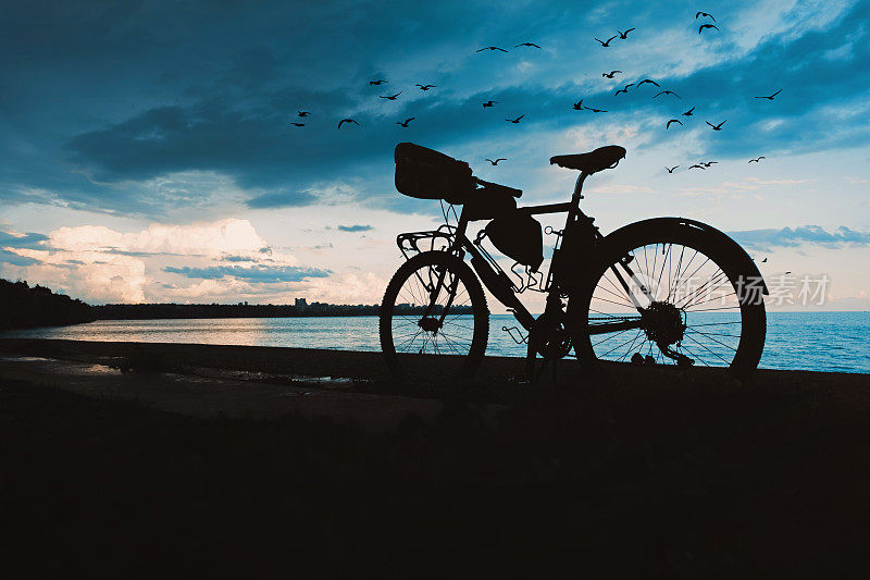 骑自行车的交通剪影地中海的看法从日落
