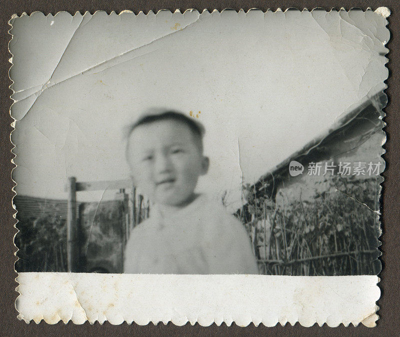 20世纪80年代中国小男孩黑白老照片