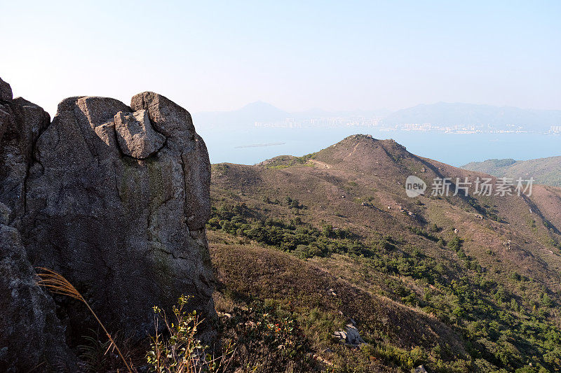 从大屿山老虎头郊游径俯瞰全景