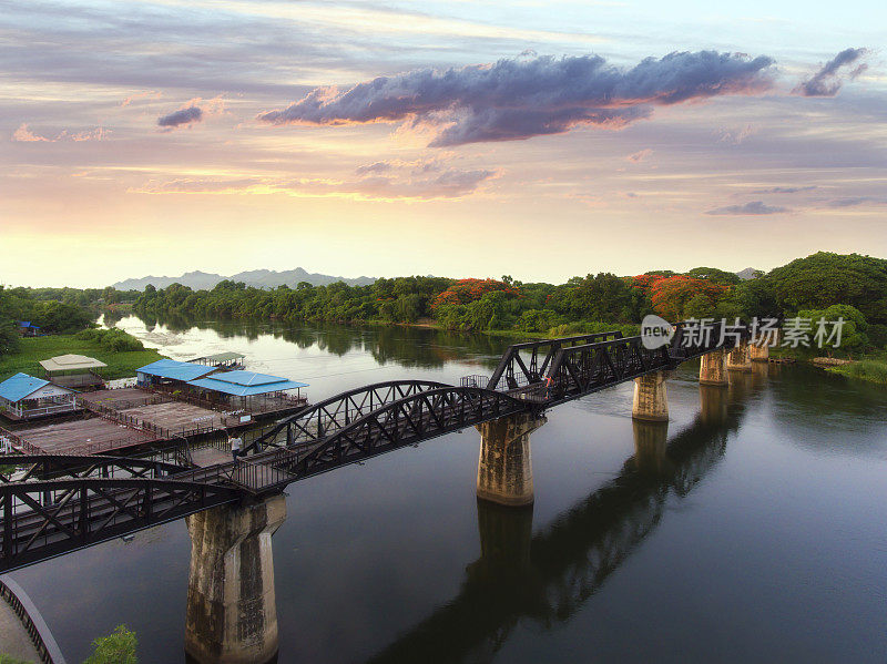 空中景观视图(无人机拍摄)桂河桥在北碧，泰国