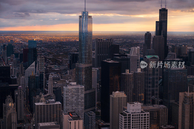 美国伊利诺斯州芝加哥——2020年10月22日——芝加哥黄昏时分的建筑。芝加哥的城市。