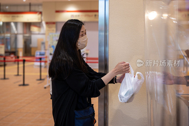 日本女子在旅游景点购买纪念品