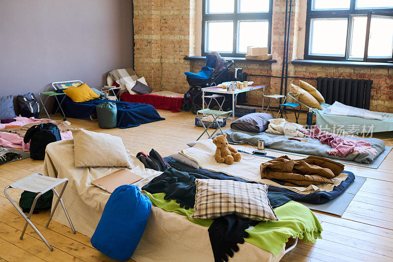 在宽敞的房间里为难民准备了大量睡觉的地方