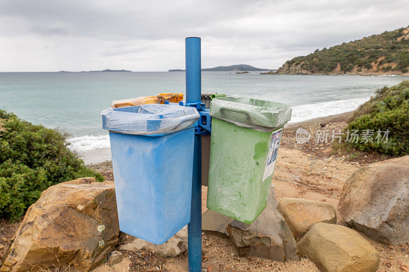 沙滩上的回收箱，恶劣天气，旅游环保理念