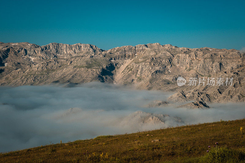 日出的山脉云雾缭绕，空气清新