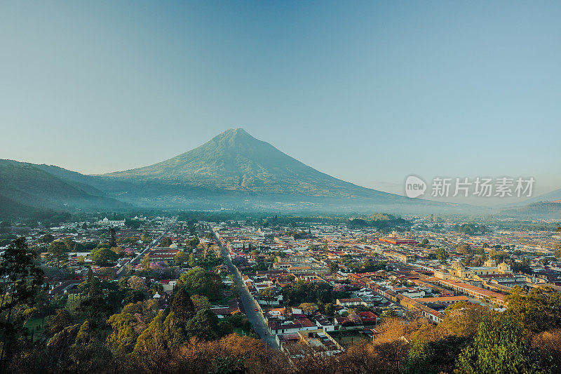 日出时安提瓜的风景