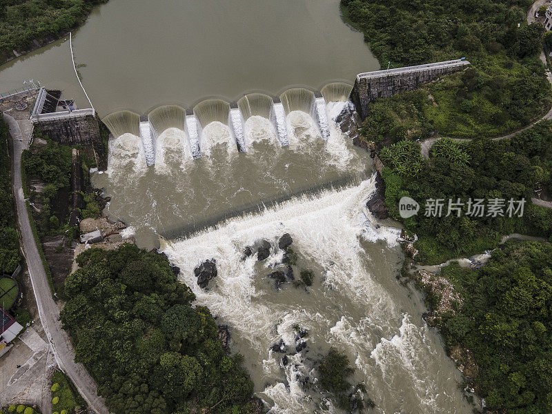 高角度观水电站大坝泄洪