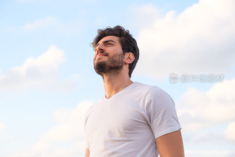 男人看向远处的肖像在日落