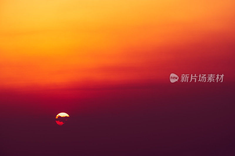 夕阳燃烧的云