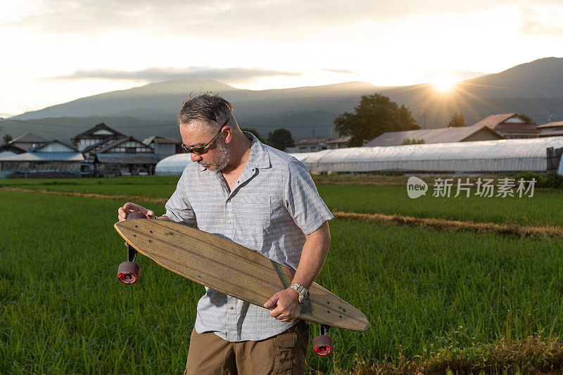 中年男子在乡下玩长滑板