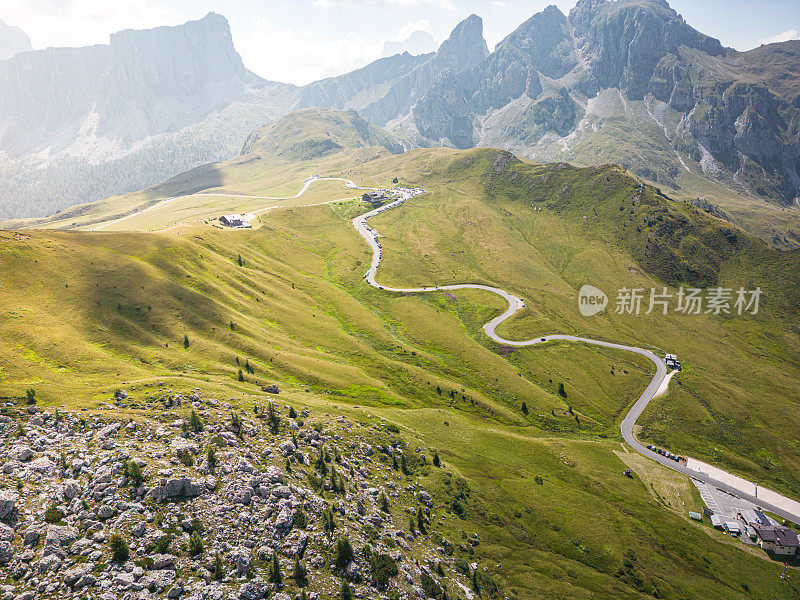 鸟瞰图在意大利阿尔卑斯山的焦山口蜿蜒的道路