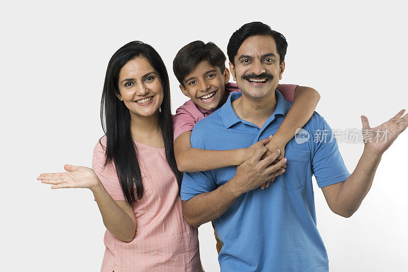 快乐的印度家庭一起度过闲暇时光