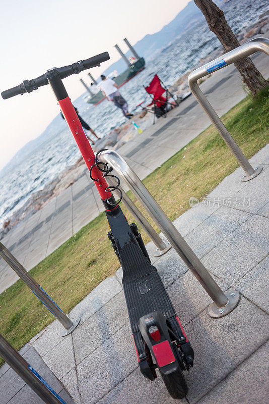 电动滑板车和自行车在海边照片