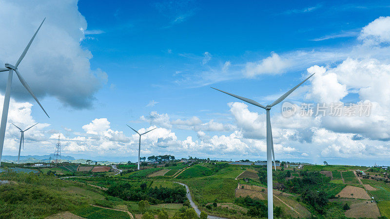 风车能源农场，蓝天上的风车浮云
替代能源。可再生电力可持续自然能源技术。