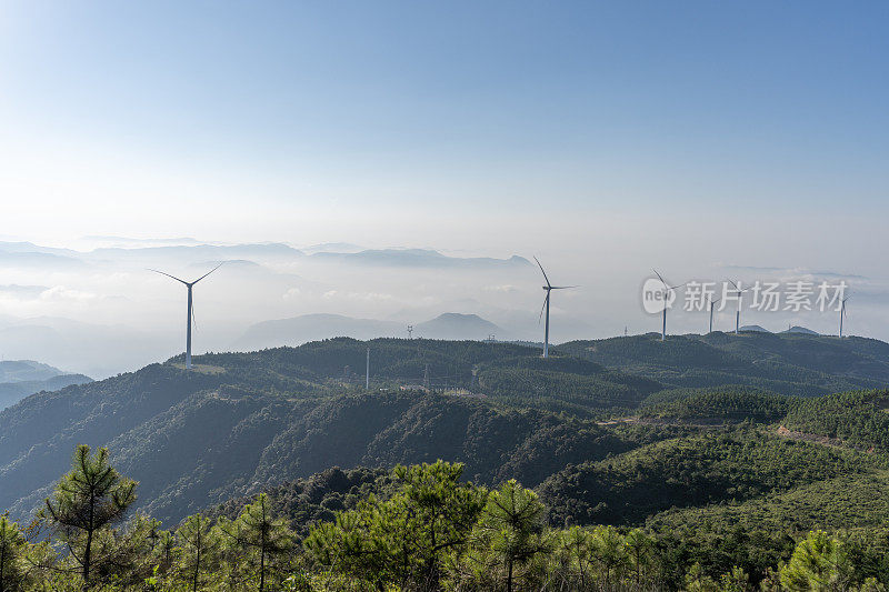 云海和阳光普照的山峰上的风力