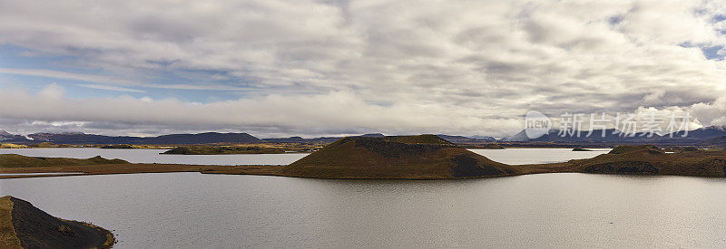 冰岛北部秋季的火山湖Mývatn全景图