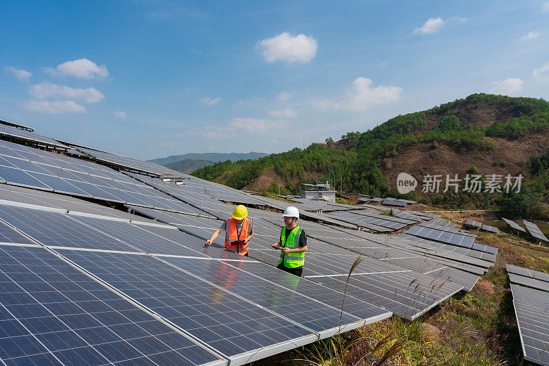 两名电力工程师正在检查太阳能光伏板