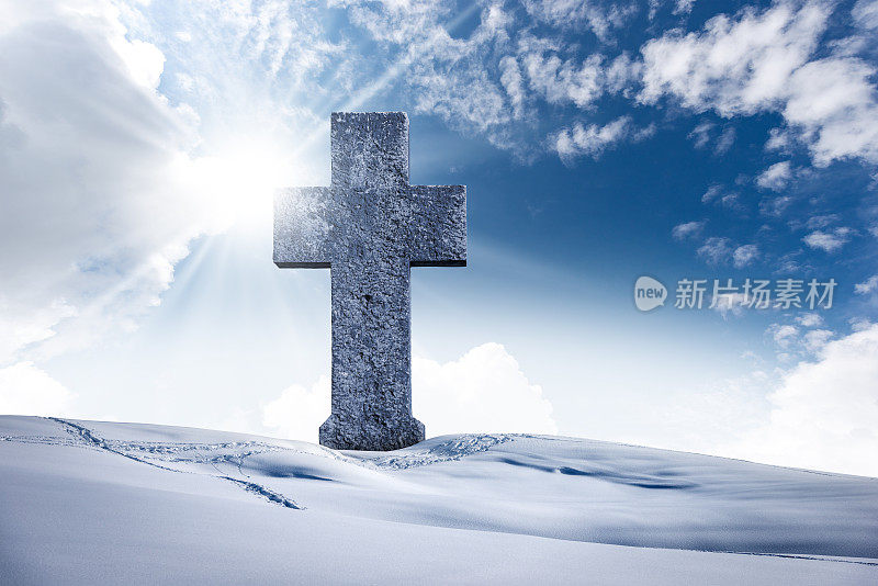 大石头基督十字架在山地景观与雪