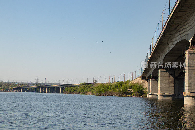 第聂伯市横跨第聂伯河的旧独木舟桥