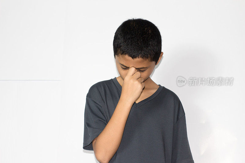 肖像的亚洲男孩悲伤和生病穿着休闲衬衫孤立的白色背景