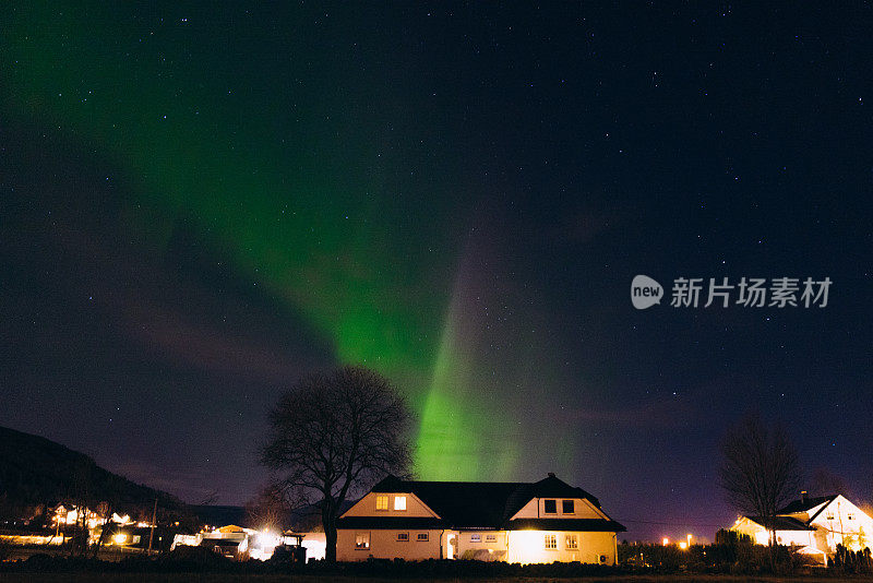 强烈的北极光在挪威农村地区的天空