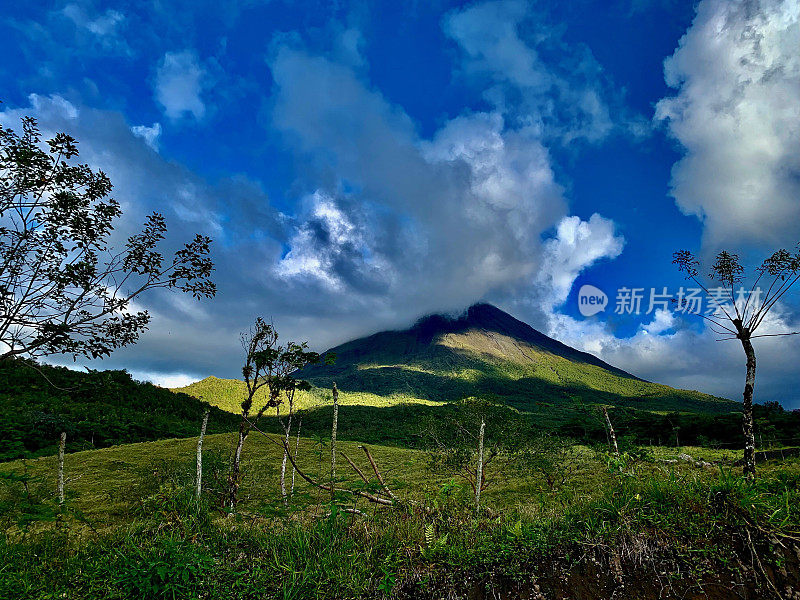 阿雷纳尔火山，蓝天