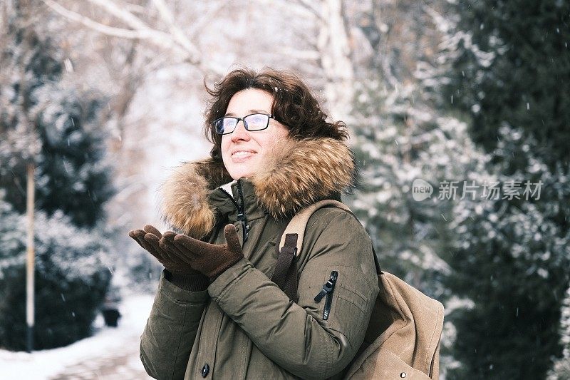 女子正在享受降雪