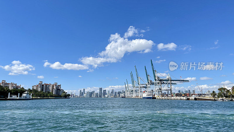 迈阿密港口的起重机和集装箱船在一个阳光明媚的日子