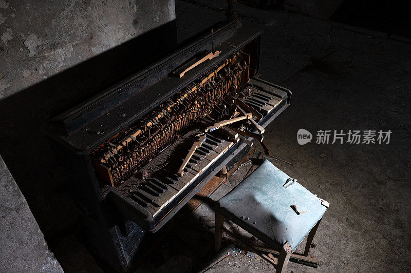 废弃房屋中的一架旧钢琴。
