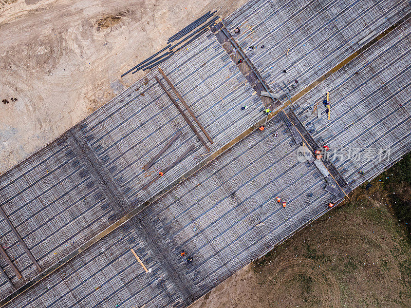 建设高速公路。道路施工现场鸟瞰图。