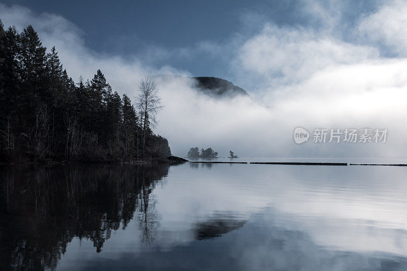 科尔钦湖的晨雾