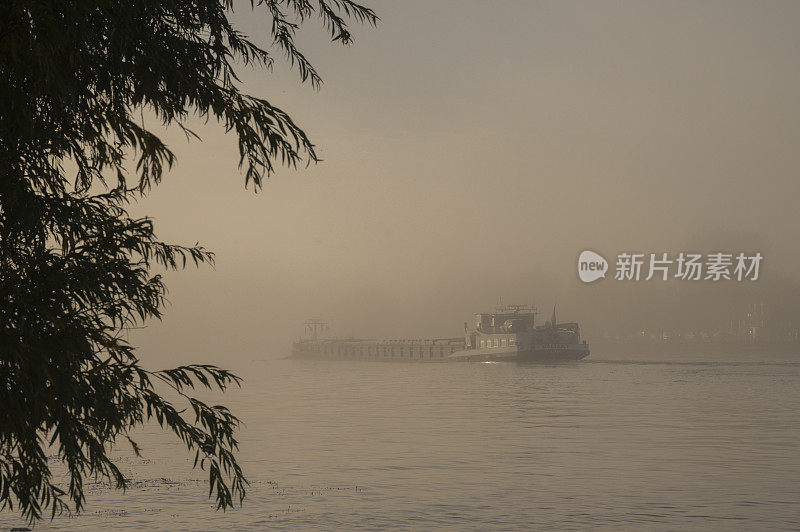 驳船在IJssel河上经过Kampen