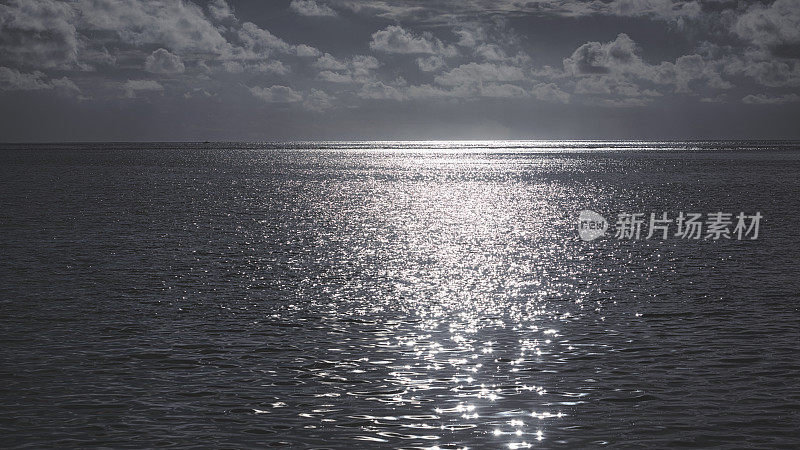 在阳光明媚的马尔代夫岛日落时分的海洋。