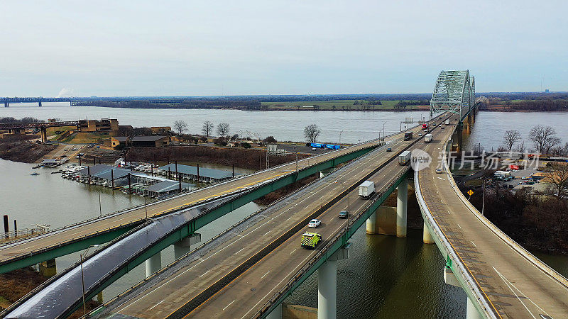 美国田纳西州孟菲斯市密西西比河上的桥的航拍图