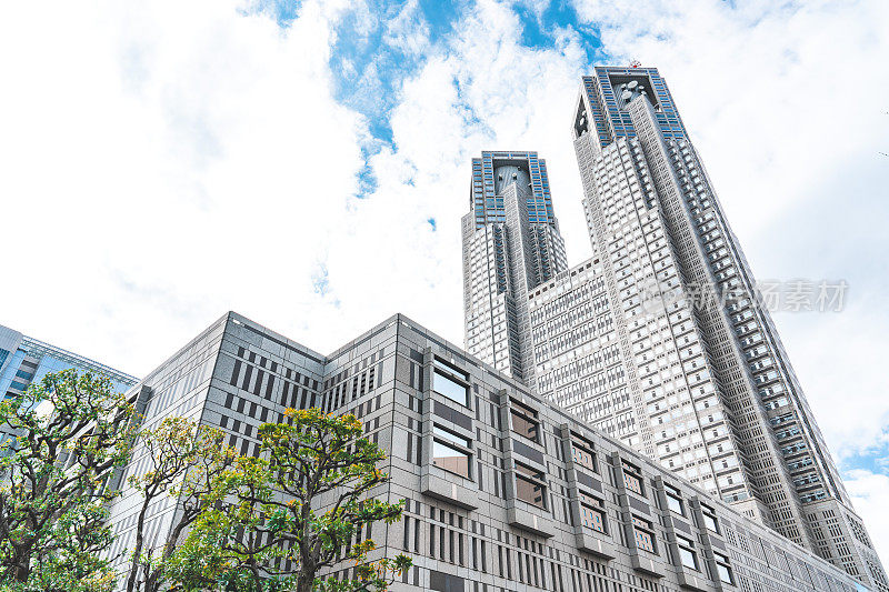 高楼大厦和蓝天——日本东京新宿