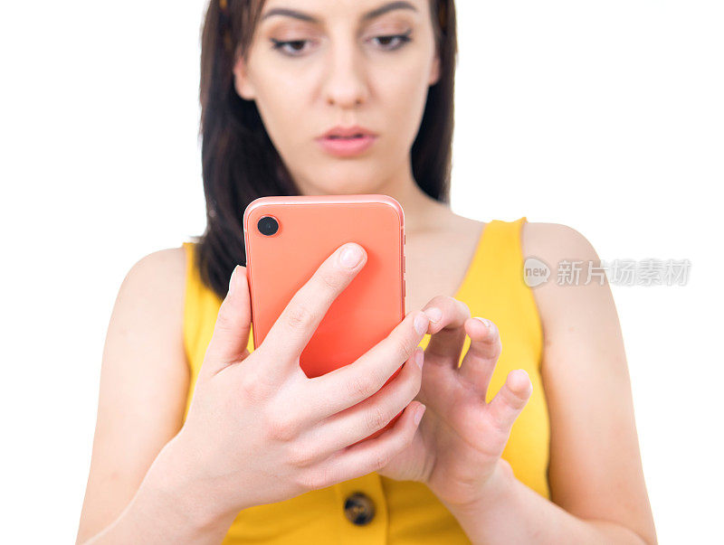 特写年轻女子浏览手机，孤立在白色背景。靠近手持智能手机的女性。专注于手机