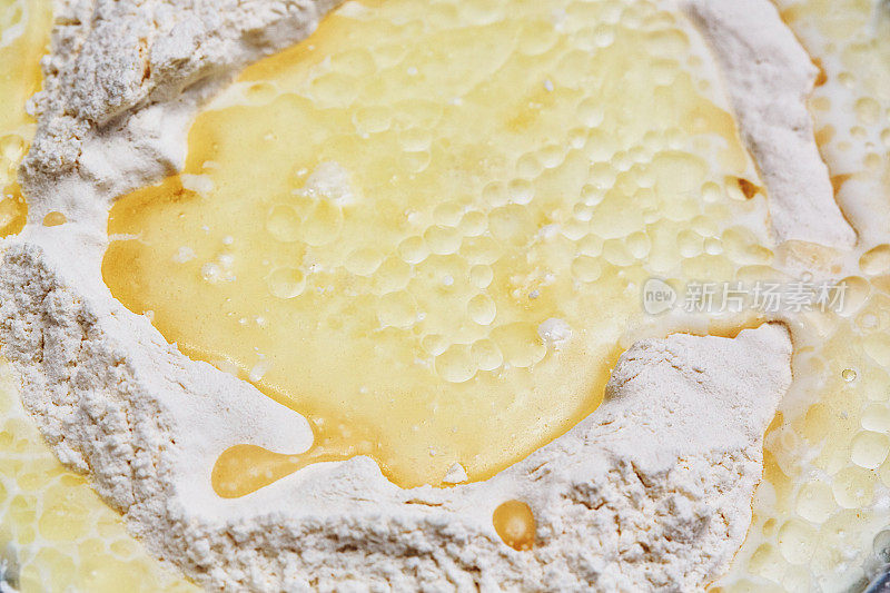 面团制作:面粉、鸡蛋、油和牛奶在搅拌前放入碗中