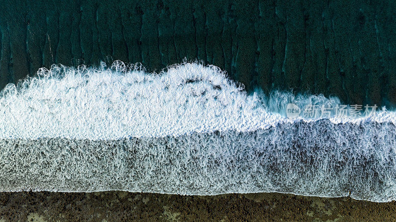 波浪水在热带夏季沙滩与白色沙滩背景