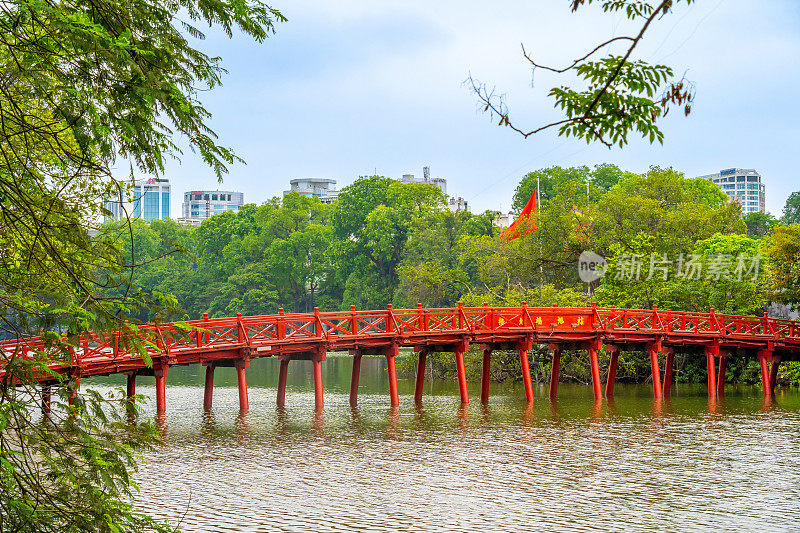 越南河内，还剑湖中心的Huc红桥和玉山寺。