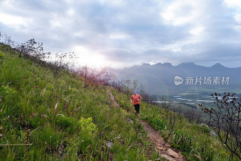 在户外的山路上跑步