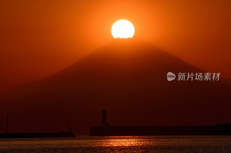 富士山的日落:从神奈川县三浦半岛观看