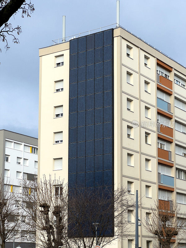 住宅建筑上的垂直太阳能电池板